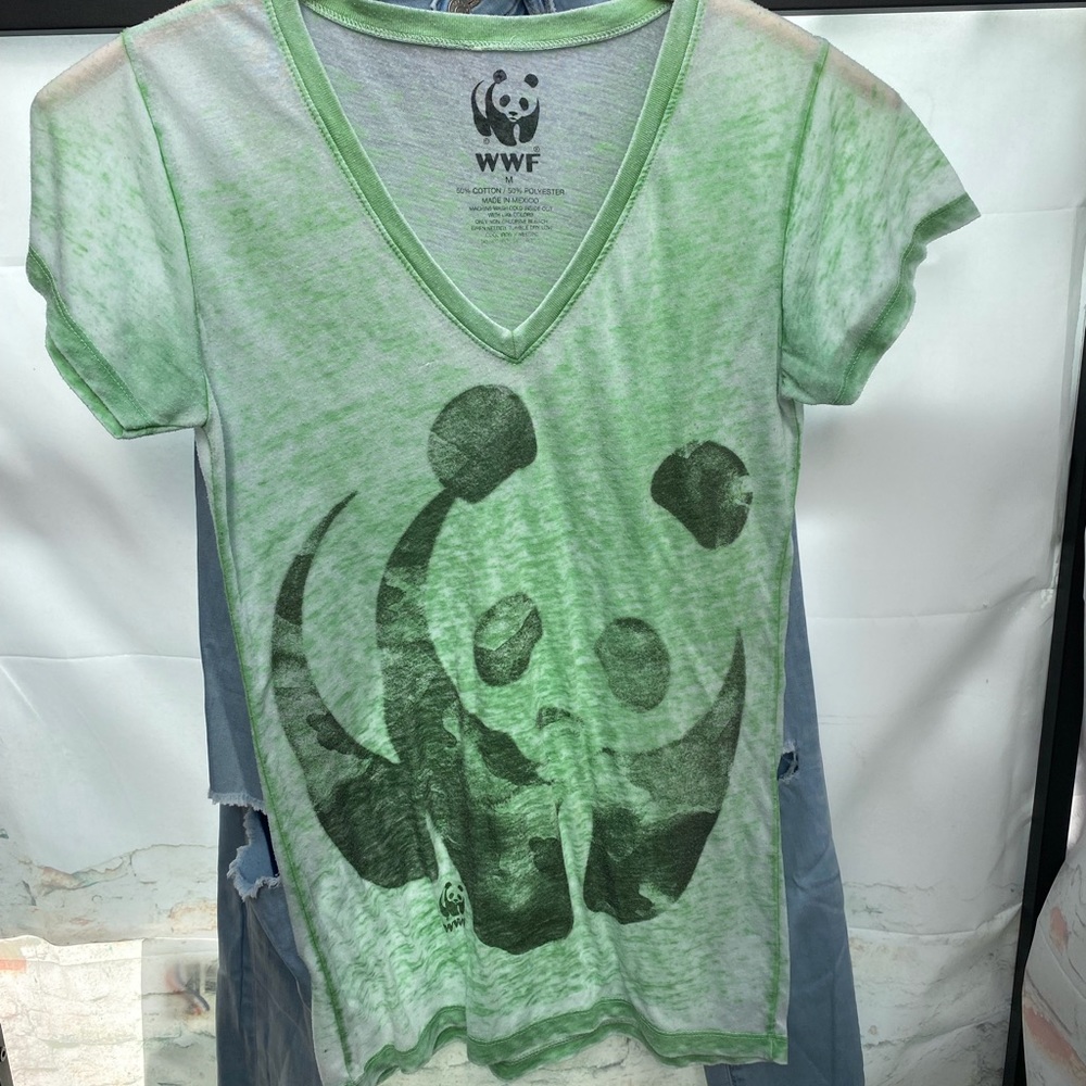 ⬇️ 2 Marked Listings for $25 - Cute Burnout World Wildlife Federation V-Neck Tee